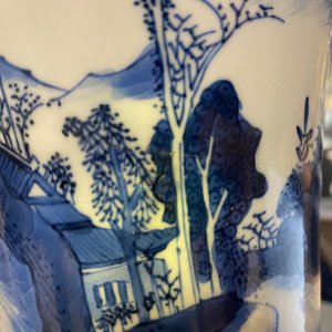 Een Chinese blauw-witte yenyen vaas met figuren in een landschap, Kangxi — foto 12