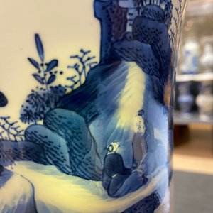 Een Chinese blauw-witte yenyen vaas met figuren in een landschap, Kangxi — foto 14