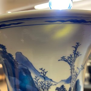 Een Chinese blauw-witte yenyen vaas met figuren in een landschap, Kangxi — foto 7