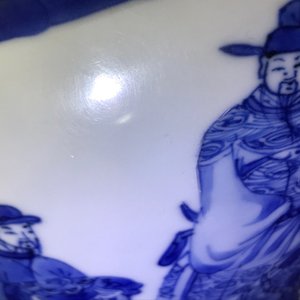 Een Chinese blauw-witte yenyen vaas met fijn figuratief decor, Kangxi — foto 16