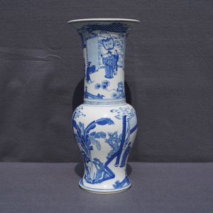 Een Chinese blauw-witte yenyen vaas met fijn figuratief decor, Kangxi — foto 23