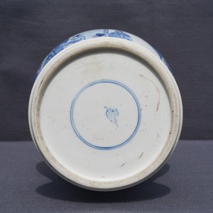 Een Chinese blauw-witte yenyen vaas met fijn figuratief decor, Kangxi — foto 24