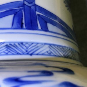 Een Chinese blauw-witte yenyen vaas met fijn figuratief decor, Kangxi — foto 10