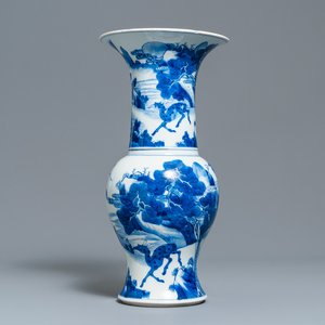 Een Chinese blauw-witte yenyen vaas met herten en kraanvogels, Kangxi — foto 1