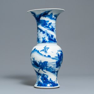Een Chinese blauw-witte yenyen vaas met herten en kraanvogels, Kangxi — foto 4
