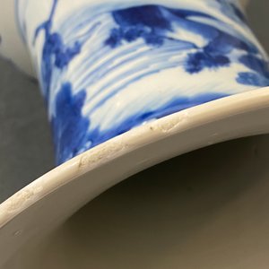 Een Chinese blauw-witte yenyen vaas met herten en kraanvogels, Kangxi — foto 10