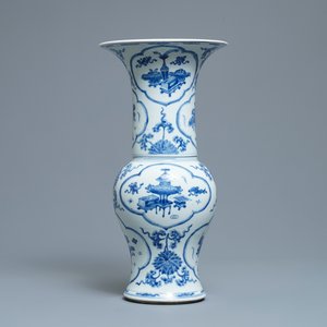 Een Chinese blauw-witte yenyen vaas met kostbaarheden en bloemen, Kangxi — foto 1