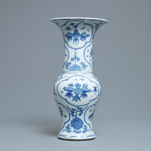 Een Chinese blauw-witte yenyen vaas met kostbaarheden en bloemen, Kangxi — foto 3