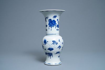 Een Chinese blauw-witte yenyen vaas met kostbaarheden en mythische dieren, Kangxi