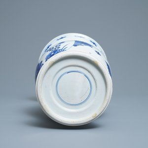 Een Chinese blauw-witte yenyen vaas met kostbaarheden en mythische dieren, Kangxi — foto 6