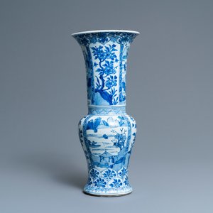 Een Chinese blauw-witte 'yenyen' vaas met landschappen en florale panelen, Kangxi — foto 1
