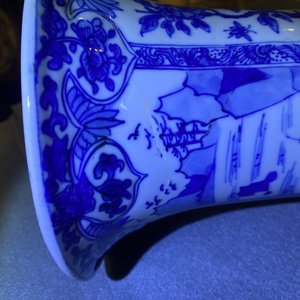 Een Chinese blauw-witte 'yenyen' vaas met landschappen en florale panelen, Kangxi — foto 13