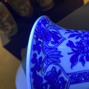 Een Chinese blauw-witte 'yenyen' vaas met landschappen en florale panelen, Kangxi — foto 14