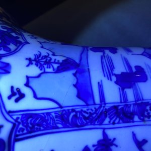 Een Chinese blauw-witte 'yenyen' vaas met landschappen en florale panelen, Kangxi — foto 19