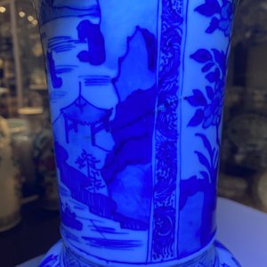 Een Chinese blauw-witte 'yenyen' vaas met landschappen en florale panelen, Kangxi — foto 20