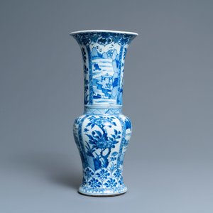 Een Chinese blauw-witte 'yenyen' vaas met landschappen en florale panelen, Kangxi — foto 2