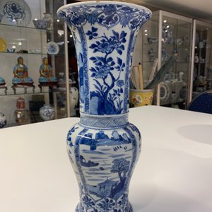 Een Chinese blauw-witte 'yenyen' vaas met landschappen en florale panelen, Kangxi — foto 21