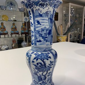 Een Chinese blauw-witte 'yenyen' vaas met landschappen en florale panelen, Kangxi — foto 22