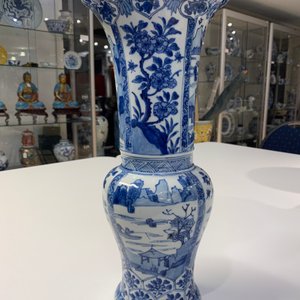 Een Chinese blauw-witte 'yenyen' vaas met landschappen en florale panelen, Kangxi — foto 23