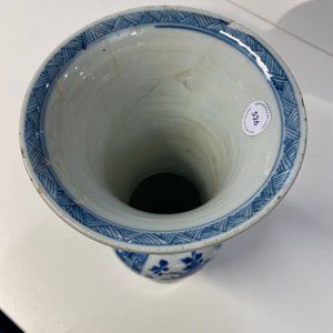 Een Chinese blauw-witte 'yenyen' vaas met landschappen en florale panelen, Kangxi — foto 25