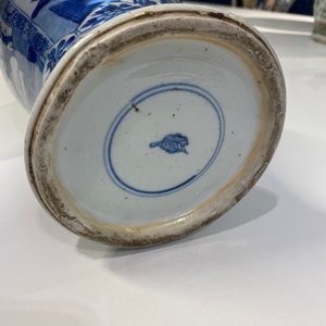 Een Chinese blauw-witte 'yenyen' vaas met landschappen en florale panelen, Kangxi — foto 26