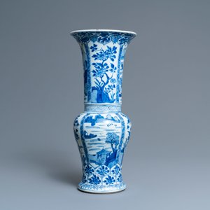 Een Chinese blauw-witte 'yenyen' vaas met landschappen en florale panelen, Kangxi — foto 3