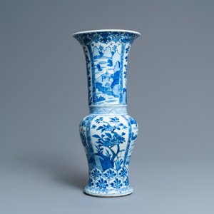 Een Chinese blauw-witte 'yenyen' vaas met landschappen en florale panelen, Kangxi — foto 4