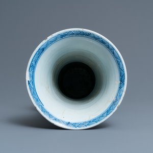 Een Chinese blauw-witte 'yenyen' vaas met landschappen en florale panelen, Kangxi — foto 5