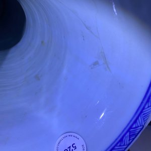 Een Chinese blauw-witte 'yenyen' vaas met landschappen en florale panelen, Kangxi — foto 10