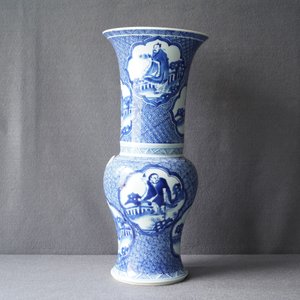 Een Chinese blauw-witte yenyen vaas met onsterfelijken, Kangxi — foto 17