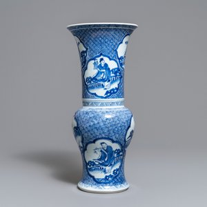 Een Chinese blauw-witte yenyen vaas met onsterfelijken, Kangxi — foto 2