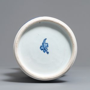 Een Chinese blauw-witte yenyen vaas met onsterfelijken, Kangxi — foto 6