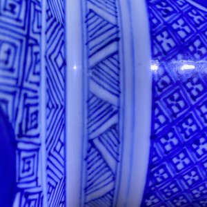 Een Chinese blauw-witte yenyen vaas met onsterfelijken, Kangxi — foto 7