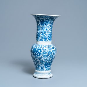 Een Chinese blauw-witte yenyen vaas met pioenrozen, Kangxi — foto 2