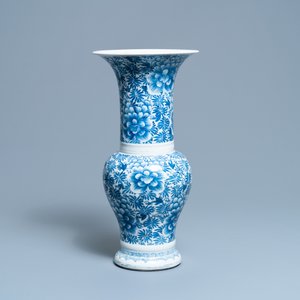 Een Chinese blauw-witte yenyen vaas met pioenrozen, Kangxi — foto 3