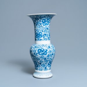 Een Chinese blauw-witte yenyen vaas met pioenrozen, Kangxi — foto 4