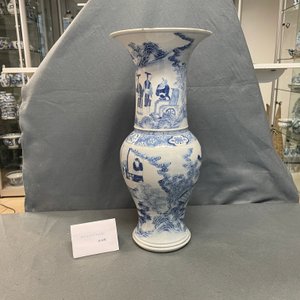 Een Chinese blauw-witte yenyen vaas met verhalend decor, 19e eeuw — foto 17