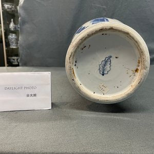 Een Chinese blauw-witte yenyen vaas met verhalend decor, 19e eeuw — foto 19