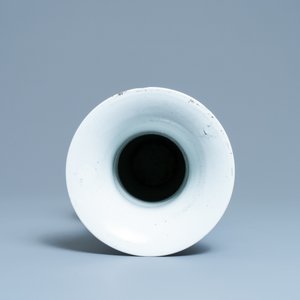 Een Chinese blauw-witte yenyen vaas met verhalend decor, 19e eeuw — foto 5