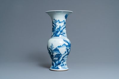 Een Chinese blauw-witte 'yenyen' vaas met vissers in een bergachtig landschap, Kangxi