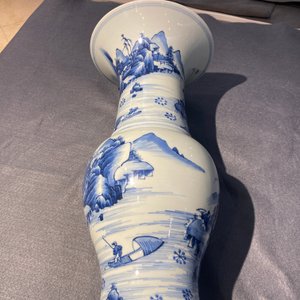 Een Chinese blauw-witte 'yenyen' vaas met vissers in een bergachtig landschap, Kangxi — foto 12