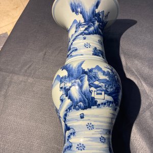Een Chinese blauw-witte 'yenyen' vaas met vissers in een bergachtig landschap, Kangxi — foto 8