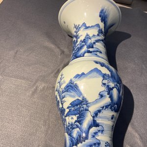 Een Chinese blauw-witte 'yenyen' vaas met vissers in een bergachtig landschap, Kangxi — foto 9