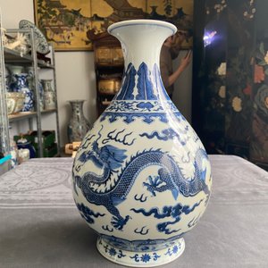 Een Chinese blauw-witte 'yuhuchunping' 'draken' vaas op houten sokkel, Qianlong merk, 19/20e eeuw — foto 8