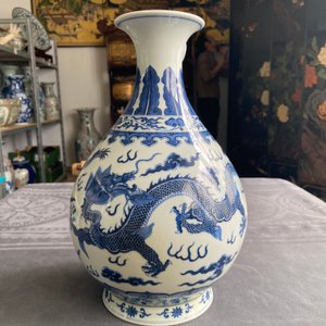 Een Chinese blauw-witte 'yuhuchunping' 'draken' vaas op houten sokkel, Qianlong merk, 19/20e eeuw — foto 9