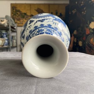 Een Chinese blauw-witte 'yuhuchunping' 'draken' vaas op houten sokkel, Qianlong merk, 19/20e eeuw — foto 10