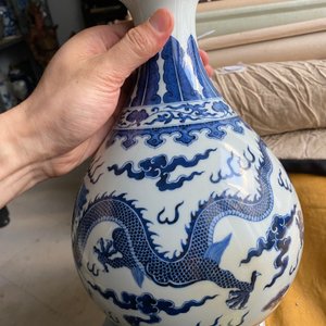 Een Chinese blauw-witte 'yuhuchunping' 'draken' vaas op houten sokkel, Qianlong merk, 19/20e eeuw — foto 15