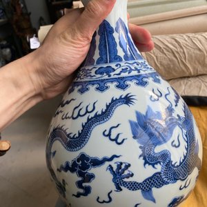 Een Chinese blauw-witte 'yuhuchunping' 'draken' vaas op houten sokkel, Qianlong merk, 19/20e eeuw — foto 16