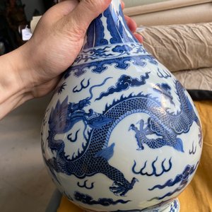 Een Chinese blauw-witte 'yuhuchunping' 'draken' vaas op houten sokkel, Qianlong merk, 19/20e eeuw — foto 17