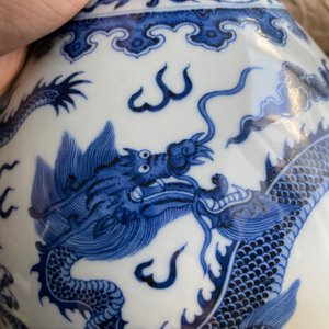 Een Chinese blauw-witte 'yuhuchunping' 'draken' vaas op houten sokkel, Qianlong merk, 19/20e eeuw — foto 18